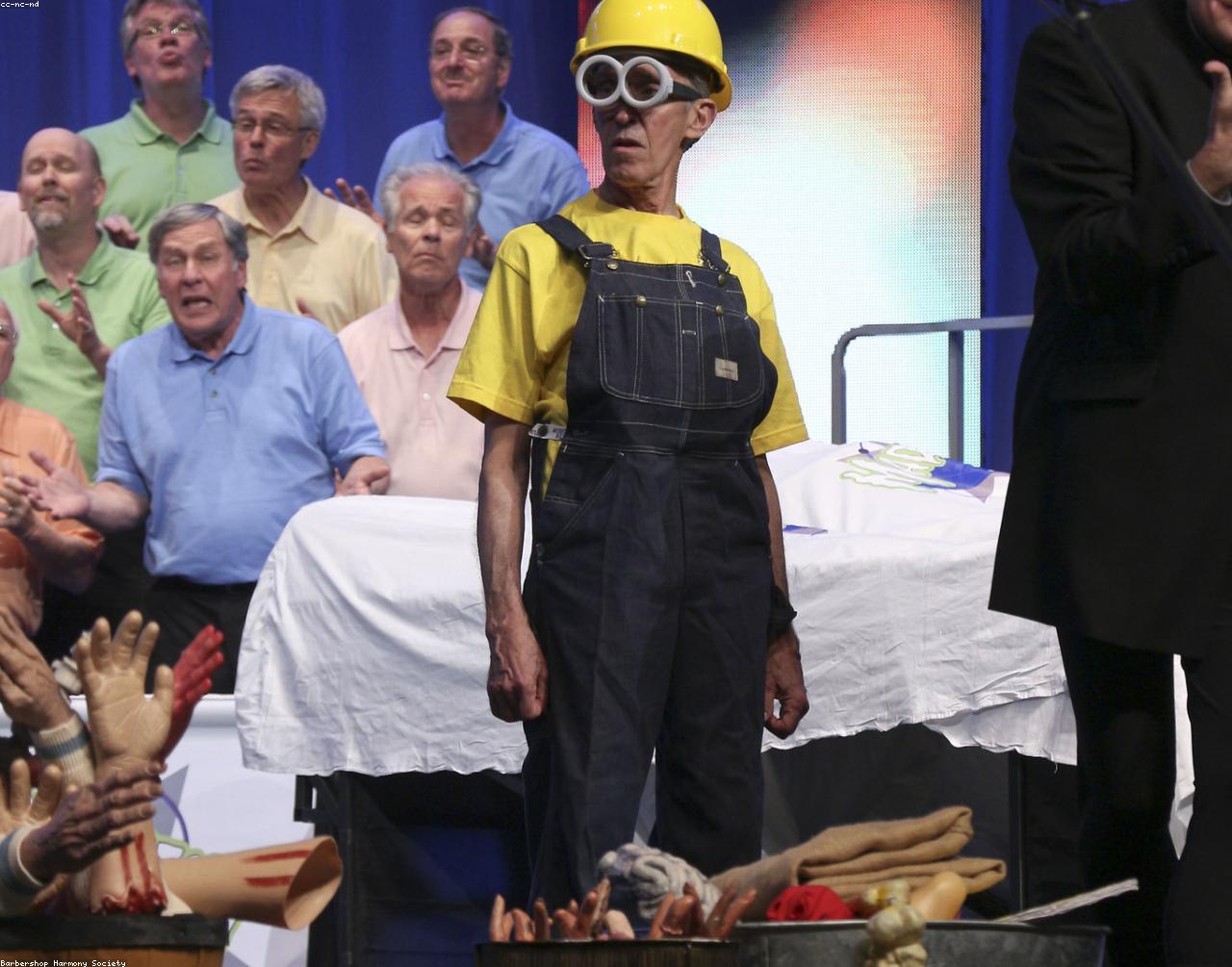 Barbeiro atendendo um cliente em um ambiente organizado.