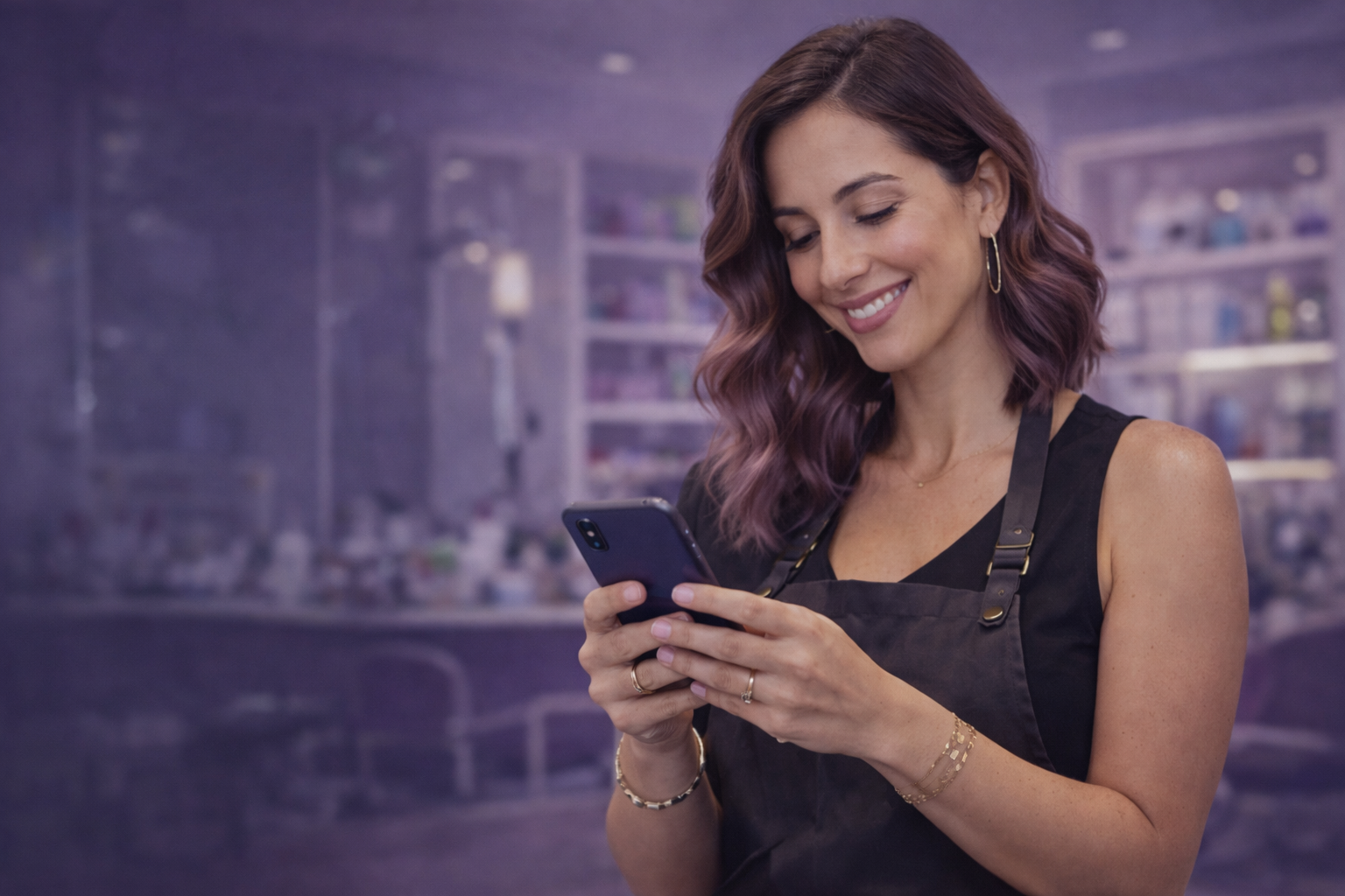 Profissional de salão usando o celular.